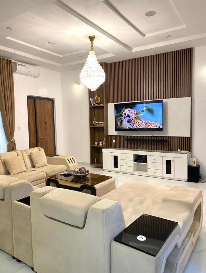 Urban Retreat Luxury Shortlet Apartment Lekki Ajah Lagos With Pool And Gym Екстер'єр фото
