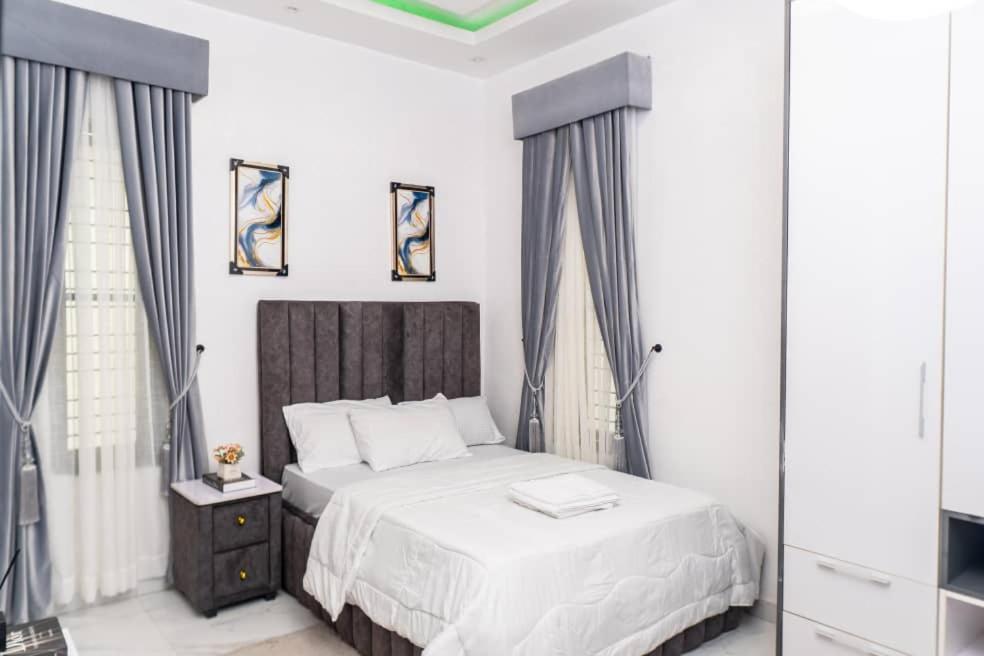 Urban Retreat Luxury Shortlet Apartment Lekki Ajah Lagos With Pool And Gym Екстер'єр фото